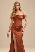 Rutipo Terracotta Sheath/Column Off-The-Shoulder Sleeveless Satin Bridesmaid Dresses With Ruffle/Split Front